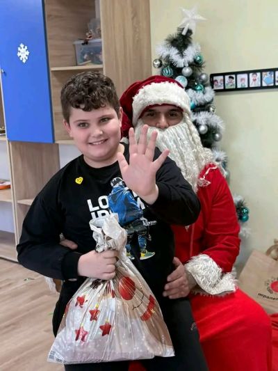 „Жените на Казанлък“ с коледен спектакъл за деца със специални потребности