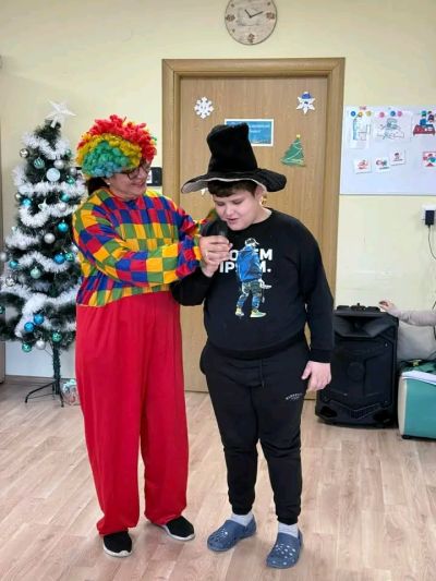 „Жените на Казанлък“ с коледен спектакъл за деца със специални потребности