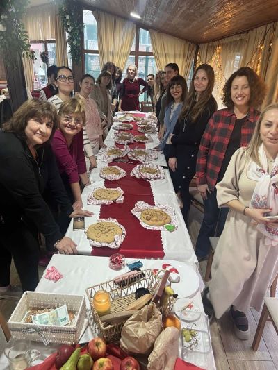 Дами от Инър Уийл клуб „Роза Алба“ с коледна инициатива 