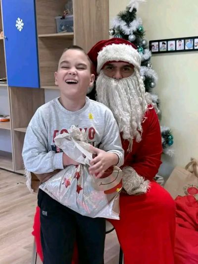 „Жените на Казанлък“ с коледен спектакъл за деца със специални потребности