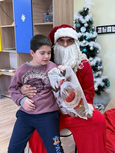 „Жените на Казанлък“ с коледен спектакъл за деца със специални потребности