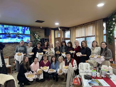 Дами от Инър Уийл клуб „Роза Алба“ с коледна инициатива  / Новини от Казанлък