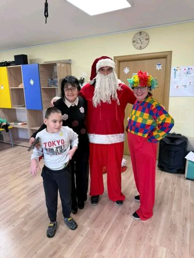 „Жените на Казанлък“ с коледен спектакъл за деца със специални потребности