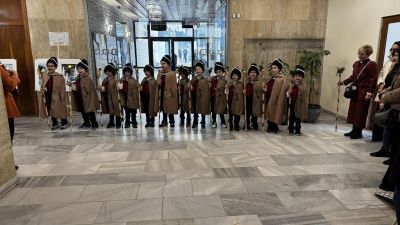 Малките коледари от 18-та ДГ “Пчелица“ с благослов за здраве и берекет в Община Казанлък 