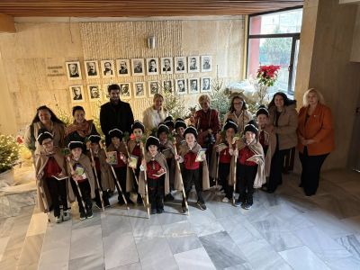 Малките коледари от 18-та ДГ “Пчелица“ с благослов за здраве и берекет в Община Казанлък  / Новини от Казанлък