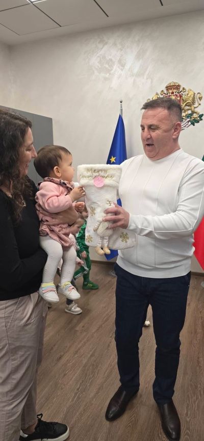 Кметът Иса Бесоолу зарадва с подаръци децата на Администрацията 