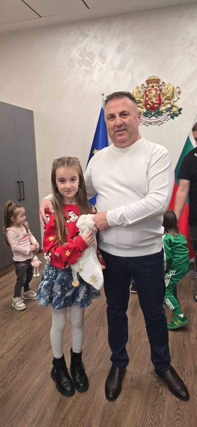 Кметът Иса Бесоолу зарадва с подаръци децата на Администрацията 