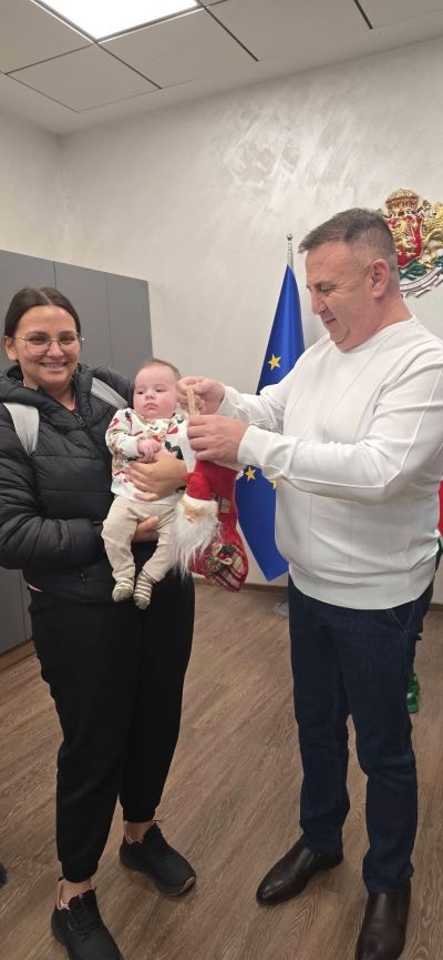 Кметът Иса Бесоолу зарадва с подаръци децата на Администрацията 