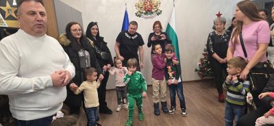 Кметът Иса Бесоолу зарадва с подаръци децата на Администрацията 