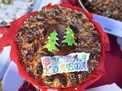 Празнична програма събра жители и гости на Казанлък на централния площад “Севтополис“