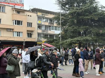 Празнична програма събра жители и гости на Казанлък на централния площад “Севтополис“
