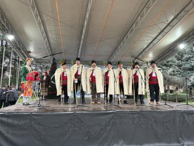 Празнична програма събра жители и гости на Казанлък на централния площад “Севтополис“