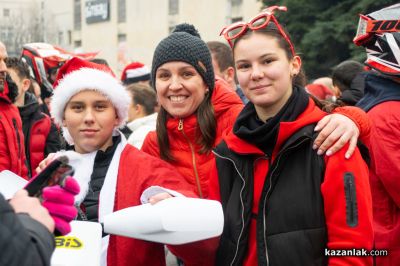 Над 300 Дядоколедовци на мотори изпълниха площада на Казанлък за Мото Коледа 2025