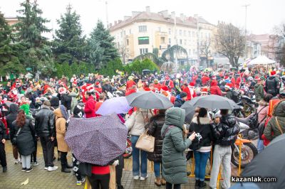 Над 300 Дядоколедовци на мотори изпълниха площада на Казанлък за Мото Коледа 2025
