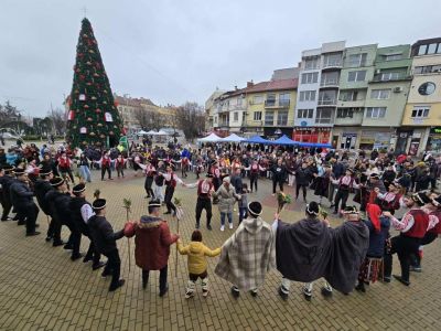 Празнична програма събра жители и гости на Казанлък на централния площад “Севтополис“ / Новини от Казанлък
