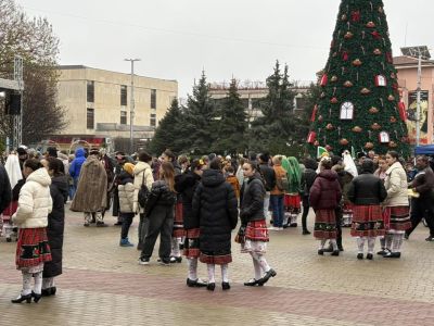 Празнична програма събра жители и гости на Казанлък на централния площад “Севтополис“