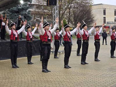 Празнична програма събра жители и гости на Казанлък на централния площад “Севтополис“