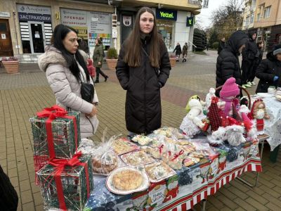Празнична програма събра жители и гости на Казанлък на централния площад “Севтополис“