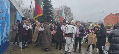 Кметът Иса Бесоолу спази традицията и посрещна коледарите на Павел баня 