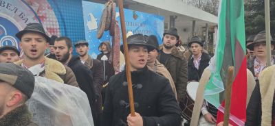 Кметът Иса Бесоолу спази традицията и посрещна коледарите на Павел баня 