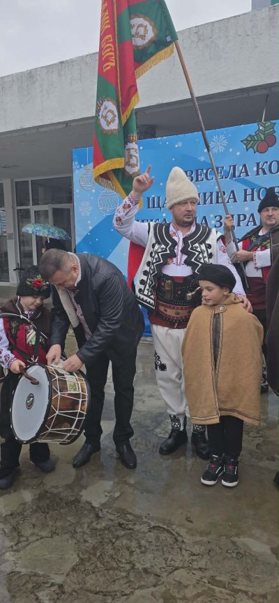 Кметът Иса Бесоолу спази традицията и посрещна коледарите на Павел баня 