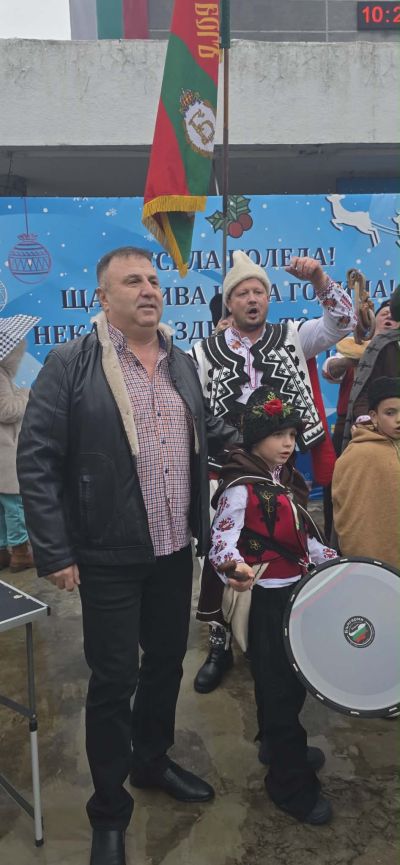 Кметът Иса Бесоолу спази традицията и посрещна коледарите на Павел баня 