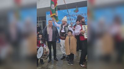 Кметът Иса Бесоолу спази традицията и посрещна коледарите на Павел баня  / Новини от Казанлък