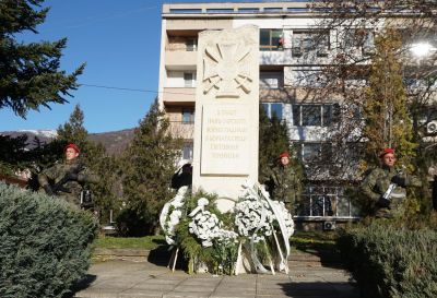 61 Стрямска механизирана бригада почете паметта на загиналите войни в операция “Иракска свобода“ / Новини от Казанлък