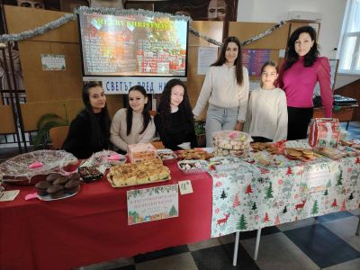 Коледен благотворителен базар в ПХГ „Св. Св. Кирил и Методий“ събра над 2 000 лв. за две каузи