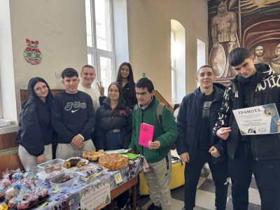 Коледен благотворителен базар в ПХГ „Св. Св. Кирил и Методий“ събра над 2 000 лв. за две каузи