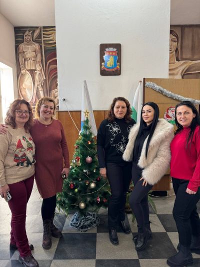 Коледен благотворителен базар в ПХГ „Св. Св. Кирил и Методий“ събра над 2 000 лв. за две каузи