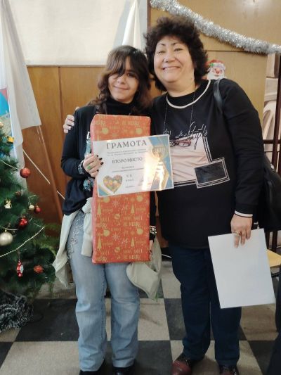 Коледен благотворителен базар в ПХГ „Св. Св. Кирил и Методий“ събра над 2 000 лв. за две каузи
