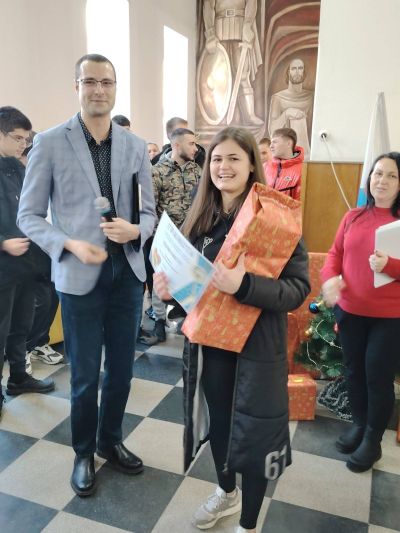 Коледен благотворителен базар в ПХГ „Св. Св. Кирил и Методий“ събра над 2 000 лв. за две каузи