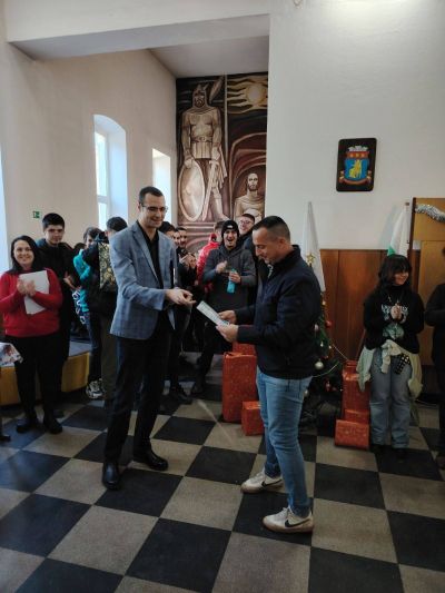 Коледен благотворителен базар в ПХГ „Св. Св. Кирил и Методий“ събра над 2 000 лв. за две каузи