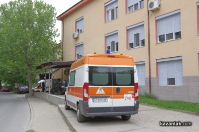 Младежи пострадаха след като колата им падна в дере по пътя за връх Бузлуджа / Новини от Казанлък