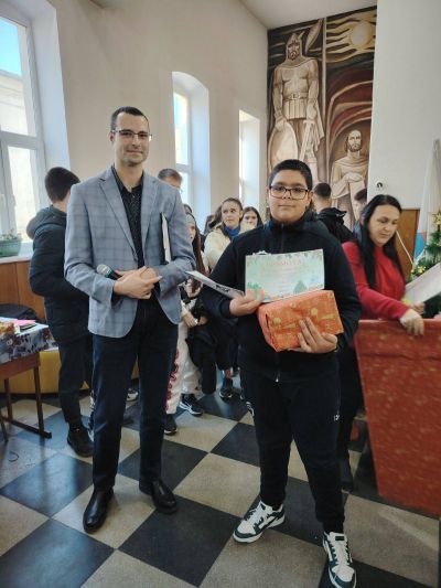 Коледен благотворителен базар в ПХГ „Св. Св. Кирил и Методий“ събра над 2 000 лв. за две каузи