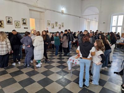 Коледен благотворителен базар в ПХГ „Св. Св. Кирил и Методий“ събра над 2 000 лв. за две каузи