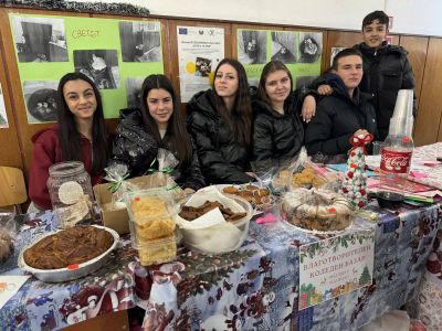 Коледен благотворителен базар в ПХГ „Св. Св. Кирил и Методий“ събра над 2 000 лв. за две каузи