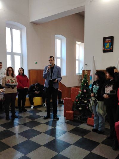 Коледен благотворителен базар в ПХГ „Св. Св. Кирил и Методий“ събра над 2 000 лв. за две каузи