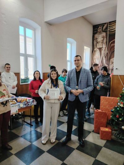 Коледен благотворителен базар в ПХГ „Св. Св. Кирил и Методий“ събра над 2 000 лв. за две каузи