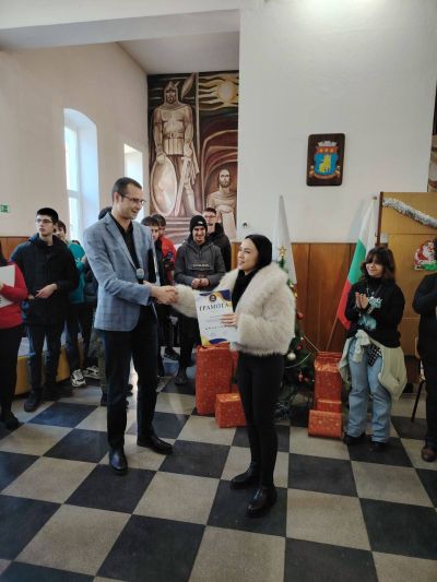 Коледен благотворителен базар в ПХГ „Св. Св. Кирил и Методий“ събра над 2 000 лв. за две каузи
