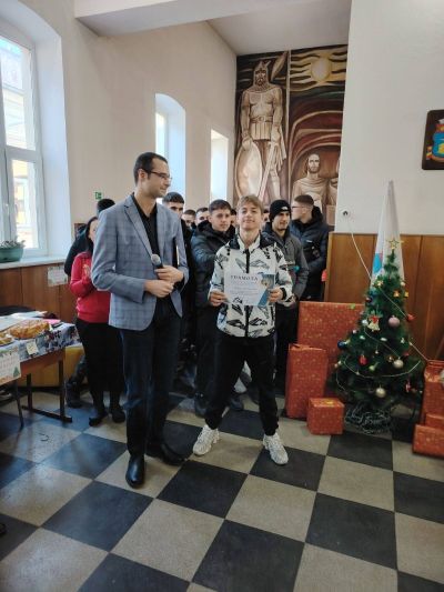 Коледен благотворителен базар в ПХГ „Св. Св. Кирил и Методий“ събра над 2 000 лв. за две каузи