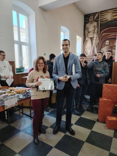 Коледен благотворителен базар в ПХГ „Св. Св. Кирил и Методий“ събра над 2 000 лв. за две каузи