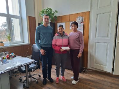 Коледен благотворителен базар в ПХГ „Св. Св. Кирил и Методий“ събра над 2 000 лв. за две каузи