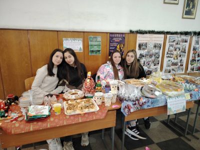 Коледен благотворителен базар в ПХГ „Св. Св. Кирил и Методий“ събра над 2 000 лв. за две каузи