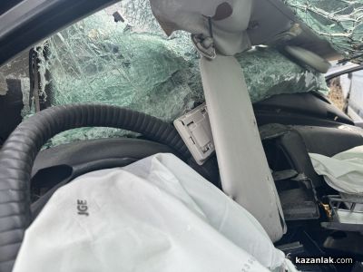 Млад шофьор е с опасност за живота след катастрофа край Павел баня / Новини от Казанлък