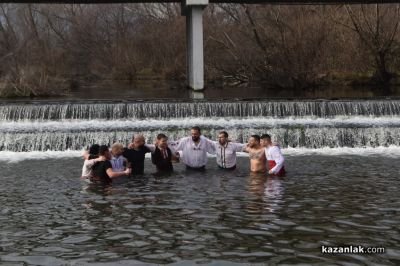 9 смелчаци “спасяваха“ Светия кръст в ледените води на р.Тунджа край Розово