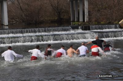 9 смелчаци “спасяваха“ Светия кръст в ледените води на р.Тунджа край Розово