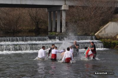 9 смелчаци “спасяваха“ Светия кръст в ледените води на р.Тунджа край Розово