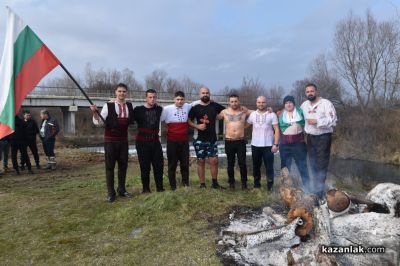9 смелчаци “спасяваха“ Светия кръст в ледените води на р.Тунджа край Розово / Новини от Казанлък